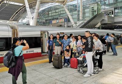 1000名香港游客搭乘首趟广深港高铁旅游专列抵达广州